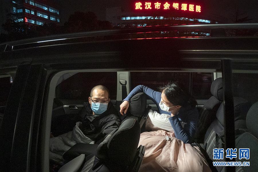 （一線抗疫群英譜·圖文互動(dòng)）（4）特寫(xiě)：為節(jié)省10分鐘，這對(duì)醫(yī)護(hù)夫妻“以車為家”