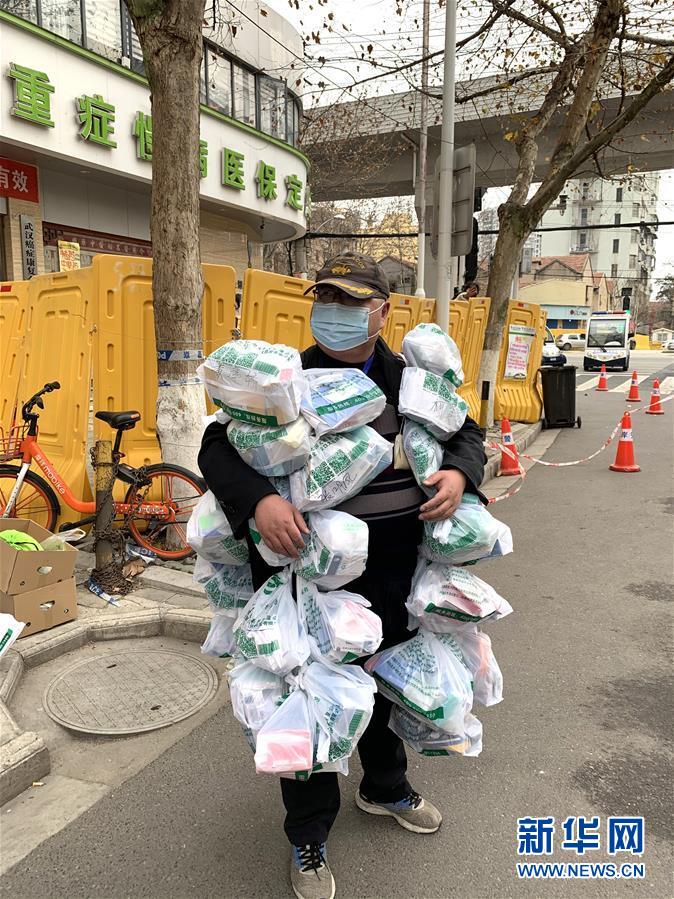 （新華全媒頭條·圖文互動）（1）守望相助，堅(jiān)忍不拔——致敬武漢戰(zhàn)“疫”中千千萬萬個平凡英雄