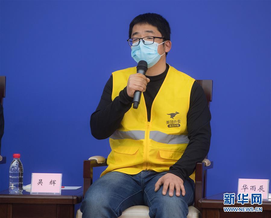 （新華全媒頭條·圖文互動）（6）守望相助，堅(jiān)忍不拔——致敬武漢戰(zhàn)“疫”中千千萬萬個平凡英雄