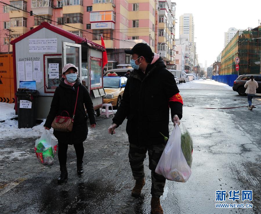 （聚焦疫情防控·圖文互動）（1）不知你是誰，知你為了誰——社區(qū)戰(zhàn)“疫”志愿者群像