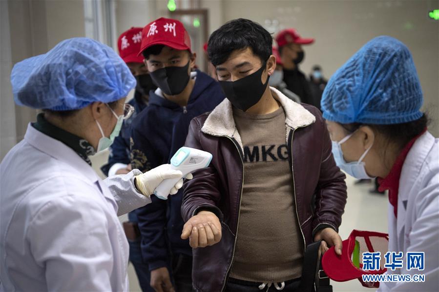 （在習(xí)近平新時代中國特色社會主義思想指引下——新時代新作為新篇章·習(xí)近平總書記關(guān)切事·圖文互動）（5）戰(zhàn)“疫”戰(zhàn)“貧”都要贏——脫貧攻堅(jiān)一線打響兩場硬仗
