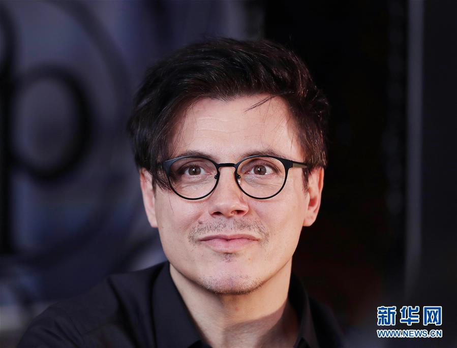 （國際·圖文互動）（6）通訊：手牽手，我們共同驅散陰霾——法國音樂人創(chuàng)作抗疫歌曲背后的故事