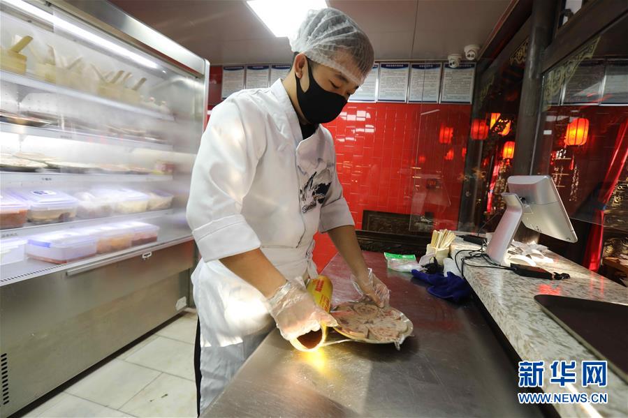 （圖文互動）（4）特寫：限人數(shù)、分餐吃、用公筷——偏遠(yuǎn)小城“吃飯”見聞