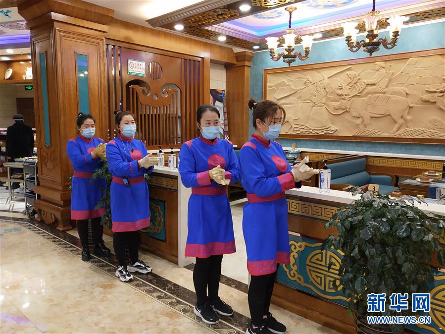 （圖文互動）（6）特寫：限人數(shù)、分餐吃、用公筷——偏遠(yuǎn)小城“吃飯”見聞