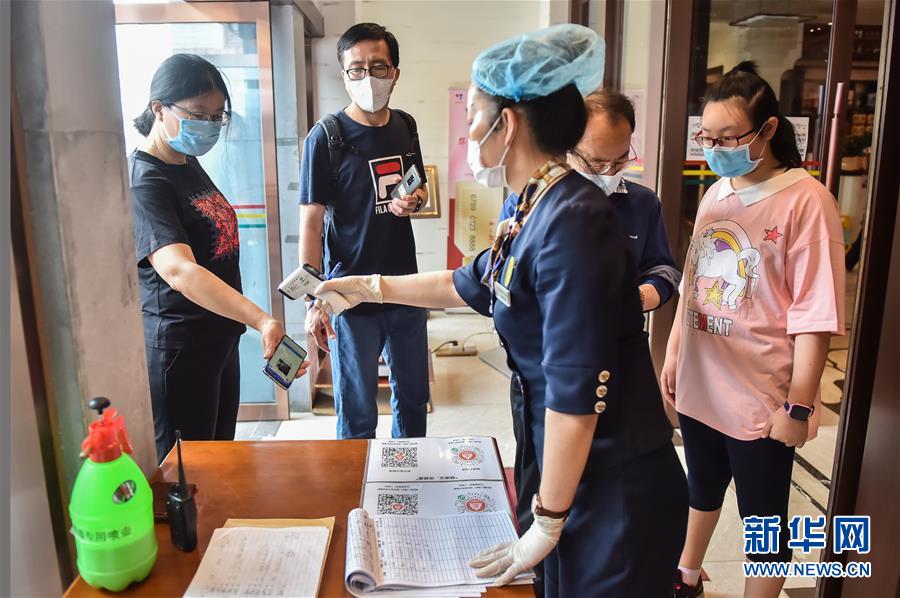 （圖文互動）（1）北京節(jié)日市場復(fù)工忙、人氣旺