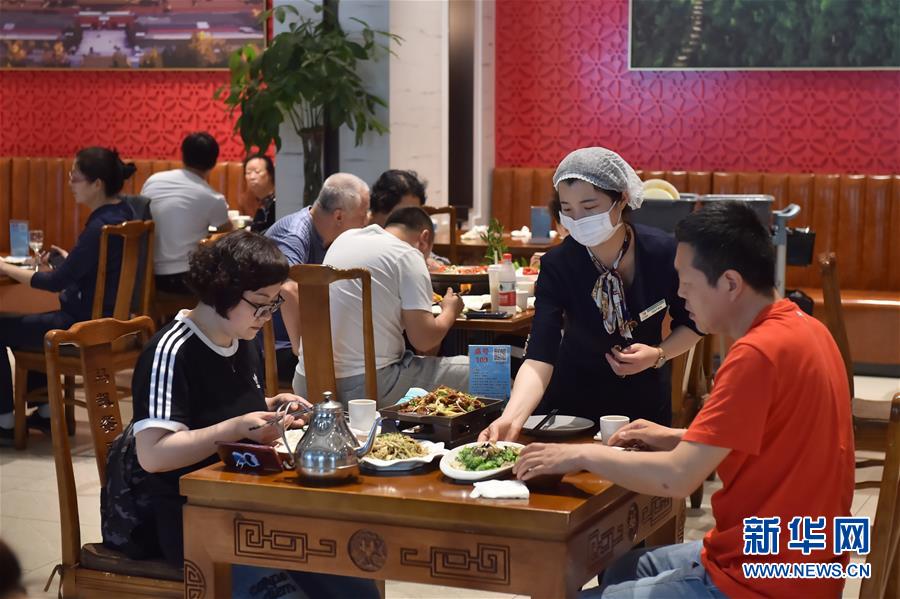 （圖文互動）（3）北京節(jié)日市場復(fù)工忙、人氣旺