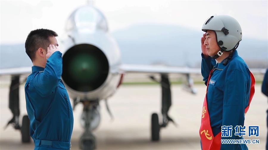 （圖文互動）（8）5290小時！中國空軍殲擊機飛行紀(jì)錄保持者光榮停飛