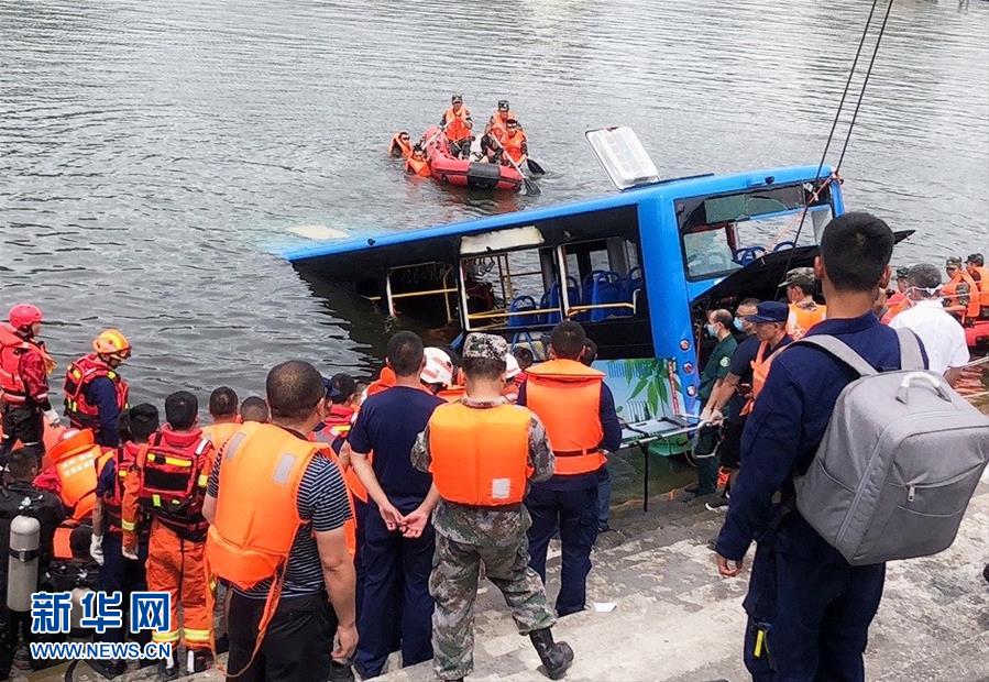 （社會(huì)）貴州安順公交車墜入虹山湖水庫(kù)致21人死亡15人受傷