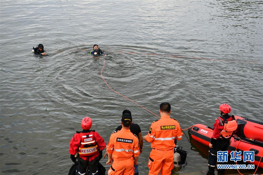 （社會(huì)）（3）貴州安順公交車墜入虹山湖水庫(kù)致21人死亡15人受傷