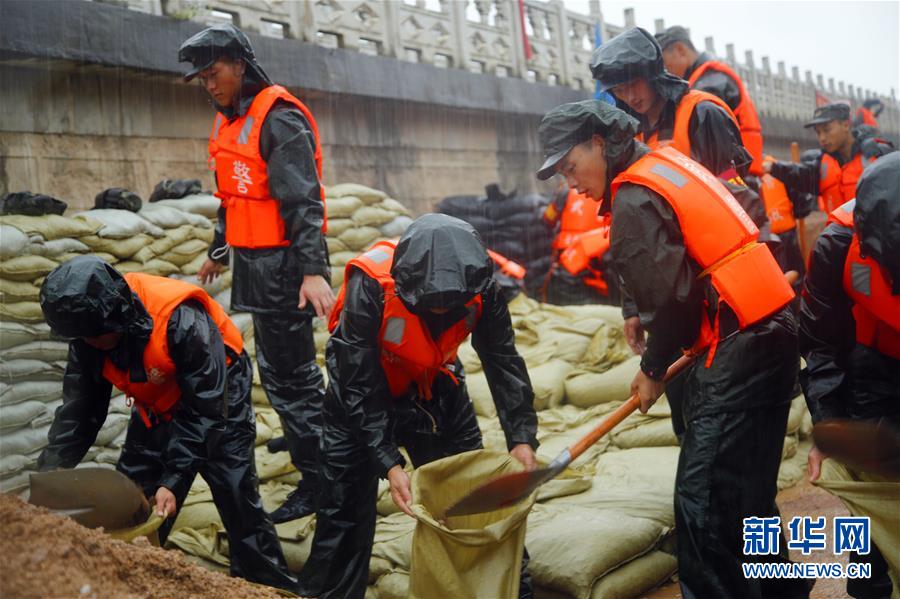 （防汛抗洪·圖文互動(dòng)）（1）洪水不退，子弟兵誓死不退——解放軍和武警部隊(duì)官兵參與洪澇災(zāi)害搶險(xiǎn)救援記事