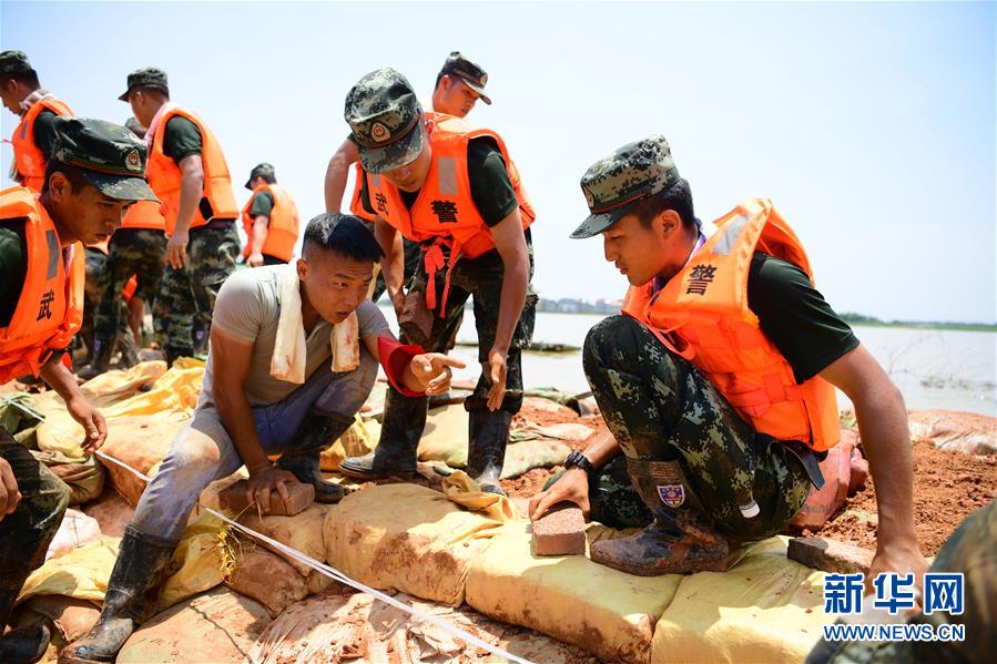 （防汛抗洪·圖文互動(dòng)）（2）洪水不退，子弟兵誓死不退——解放軍和武警部隊(duì)官兵參與洪澇災(zāi)害搶險(xiǎn)救援記事