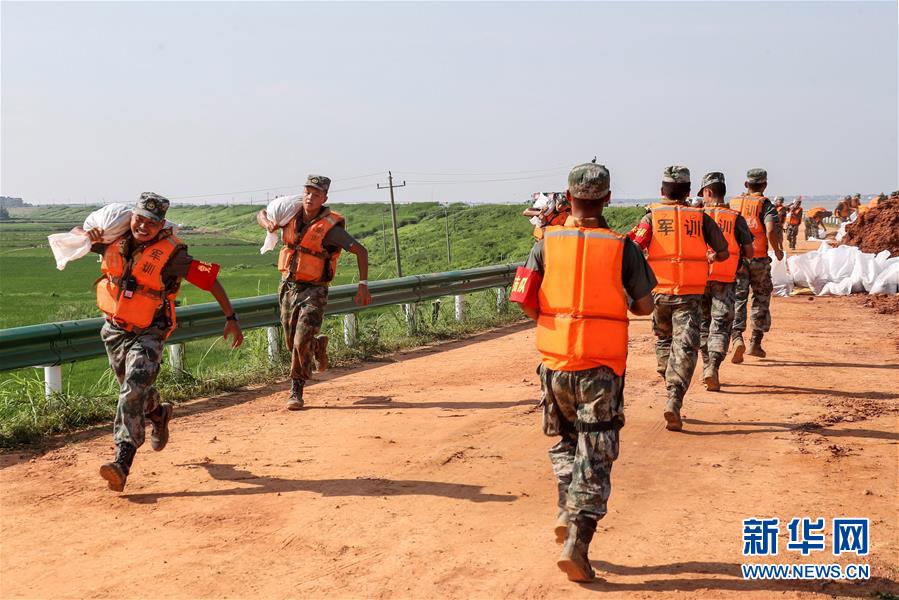 （防汛抗洪·圖文互動(dòng)）（5）洪水不退，子弟兵誓死不退——解放軍和武警部隊(duì)官兵參與洪澇災(zāi)害搶險(xiǎn)救援記事