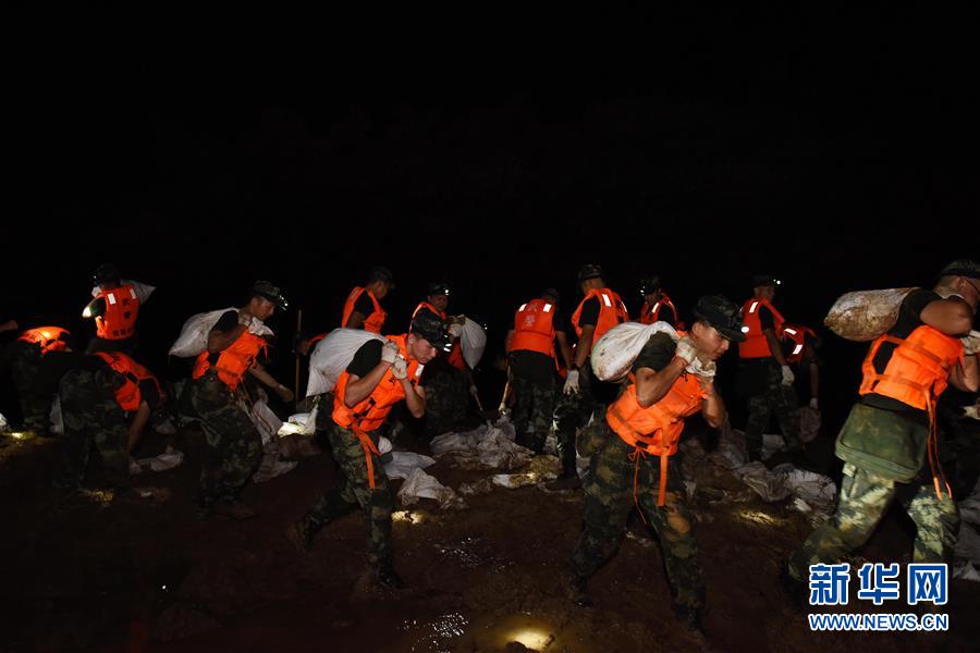 （防汛抗洪·圖文互動(dòng)）（7）洪水不退，子弟兵誓死不退——解放軍和武警部隊(duì)官兵參與洪澇災(zāi)害搶險(xiǎn)救援記事