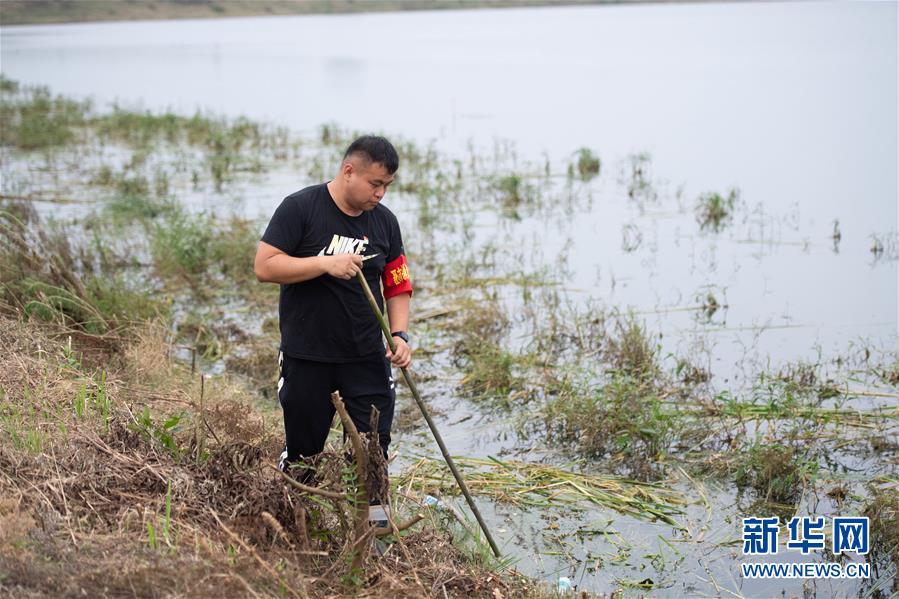 （防汛抗洪·圖文互動）（2）在大堤上成長，為人民守護(hù)——洪水中的青年“生力軍”