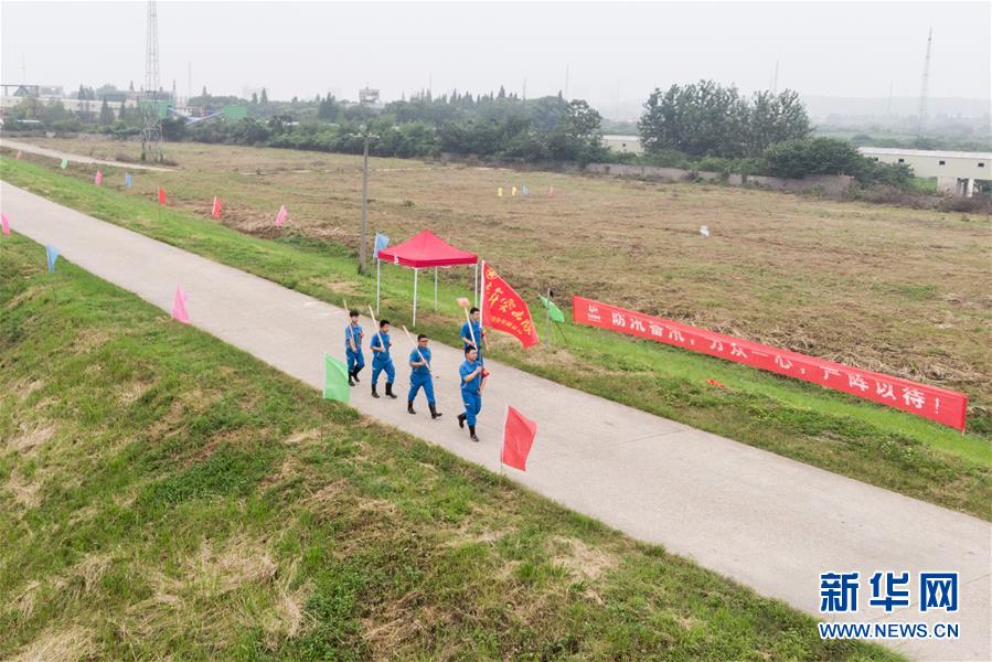 （防汛抗洪·圖文互動）（7）在大堤上成長，為人民守護(hù)——洪水中的青年“生力軍”