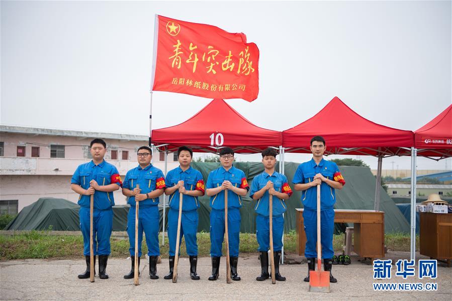 （防汛抗洪·圖文互動）（8）在大堤上成長，為人民守護(hù)——洪水中的青年“生力軍”