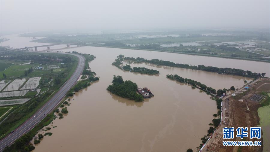 （防汛抗洪·圖文互動(dòng)）（1）洪水來(lái)襲，銅鑼聲在千年古鎮(zhèn)的雨夜響起