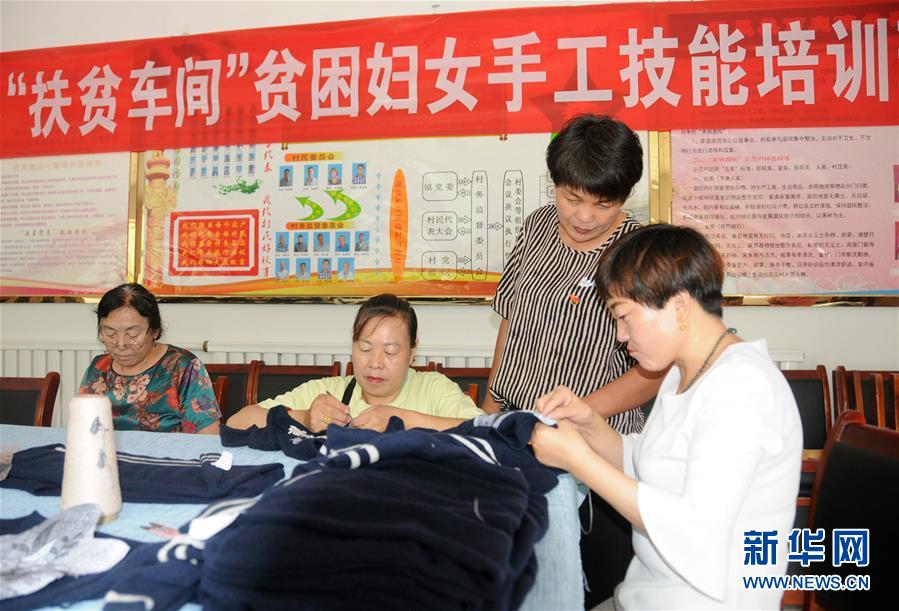 （決戰(zhàn)決勝脫貧攻堅·圖文互動）（1）內蒙古河套：一雙巧手、一副棒針、一團毛線打造貧困戶“炕頭經濟”