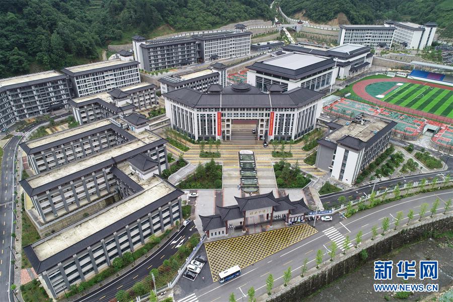 （新華視點·圖文互動）（1）學校建漂亮點本無錯，為何這所“豪華中學”讓人困惑？
