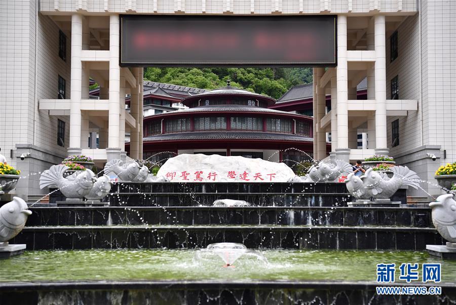 （新華視點·圖文互動）（3）學校建漂亮點本無錯，為何這所“豪華中學”讓人困惑？