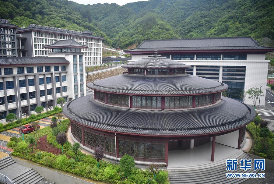 （新華視點·圖文互動）（4）學校建漂亮點本無錯，為何這所“豪華中學”讓人困惑？