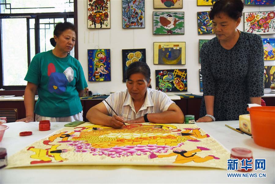 (走向我們的小康生活·圖文互動(dòng))(1)放下鋤頭拿畫筆——山東青州農(nóng)民畫繪出美好新生活