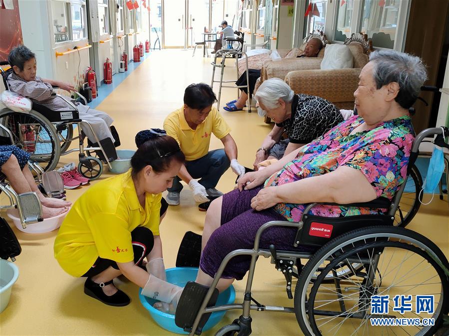 （走向我們的小康生活·圖文互動）（3）北京“老有所養(yǎng)”的床邊、身邊、周邊事