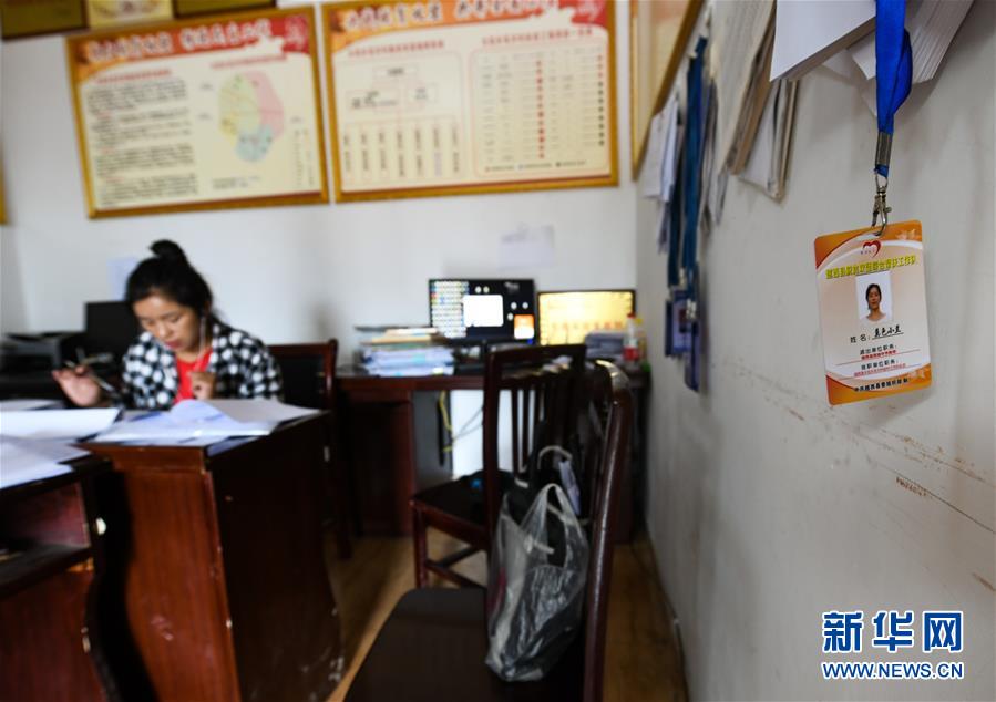 （熱點(diǎn)鮮報(bào)·圖文互動(dòng)）（4）為了大涼山的下一代，她奔赴在助學(xué)路上