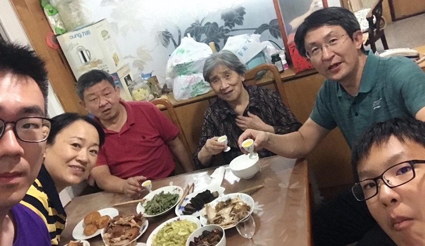 10月1日，留學(xué)生李天力（左一）在老家淄博的親戚家中與親人一起吃晚飯，共度中秋
