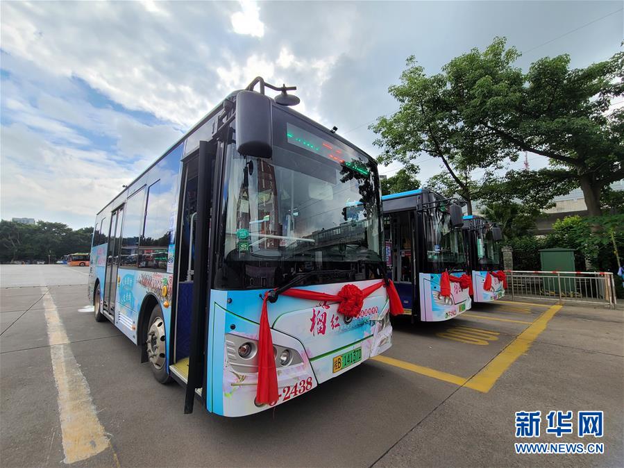 (圖文互動)(1)“石榴紅”里的民族情——廣西柳州首發(fā)民族團(tuán)結(jié)公交專線見聞