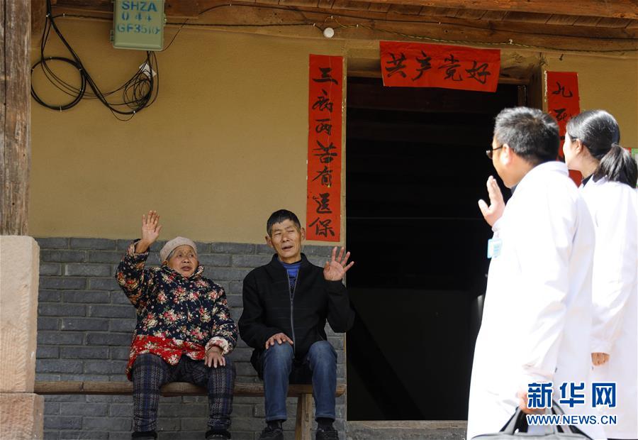 （習(xí)近平的小康故事·新華網(wǎng)·圖文互動）（6）“真正解決好基層群眾看病難、看病貴問題”——習(xí)近平和群眾健康的故事
