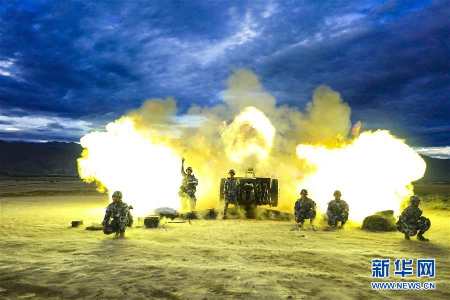 （在習(xí)近平強(qiáng)軍思想指引下·我們在戰(zhàn)位報(bào)告·圖文互動）（1）朵朵傘花綻放，勝戰(zhàn)精兵天降——空降兵部隊(duì)某旅教導(dǎo)員余海龍帶領(lǐng)官兵傳承黃繼光精神記事