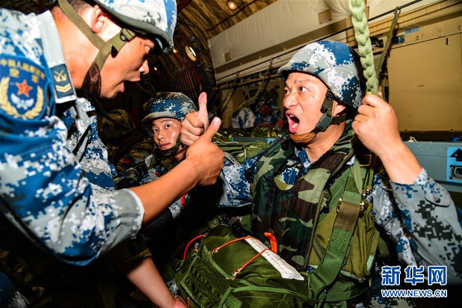 （在習(xí)近平強(qiáng)軍思想指引下·我們在戰(zhàn)位報(bào)告·圖文互動）（3）朵朵傘花綻放，勝戰(zhàn)精兵天降——空降兵部隊(duì)某旅教導(dǎo)員余海龍帶領(lǐng)官兵傳承黃繼光精神記事