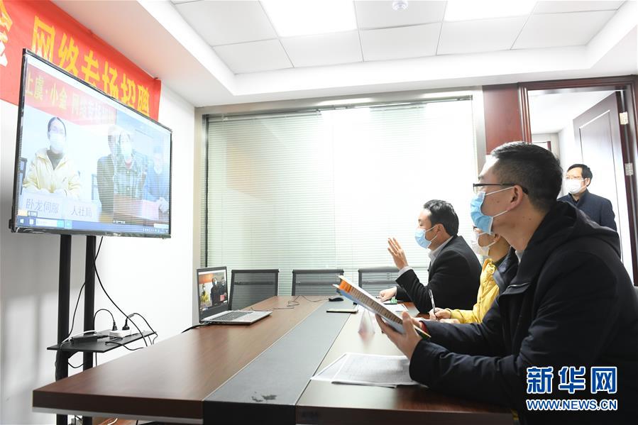 （新華全媒頭條·圖文互動）（18）從人民中汲取磅礴力量——習近平總書記同出席2020年全國兩會人大代表、政協(xié)委員共商國是紀實