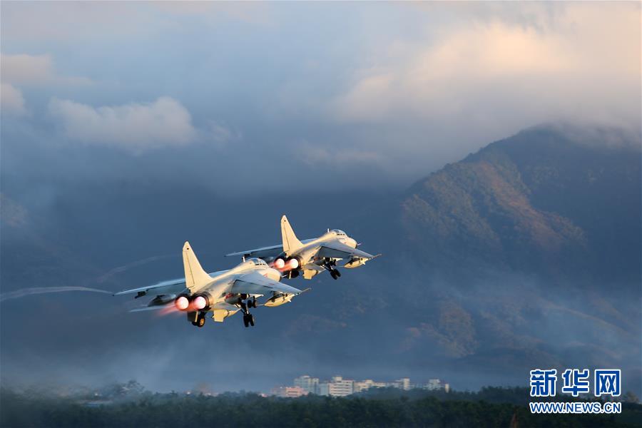 （新華全媒頭條·圖文互動(dòng)）（2）沿著中國(guó)特色強(qiáng)軍之路闊步前進(jìn)——黨中央、中央軍委領(lǐng)導(dǎo)推進(jìn)國(guó)防和軍隊(duì)建設(shè)70年紀(jì)實(shí)