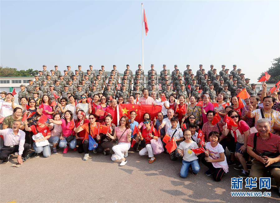 （圖文互動）（4）“我和我的祖國，一刻也不能分割”——解放軍駐香港部隊與市民共同慶祝國慶70周年見聞