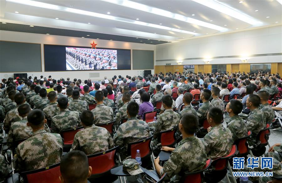 （圖文互動）（3）“我和我的祖國，一刻也不能分割”——解放軍駐香港部隊與市民共同慶祝國慶70周年見聞