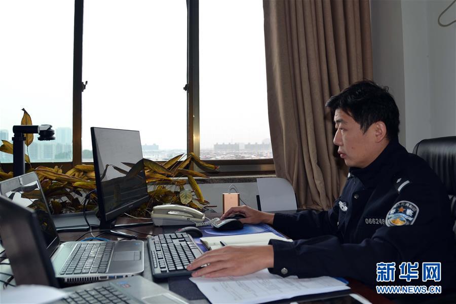 （習(xí)近平致敬的戰(zhàn)“疫”英雄·公安干警篇·圖文互動(dòng)）（8）他們，抗疫一線鑄警魂