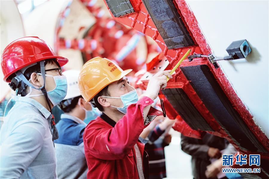 （在習(xí)近平新時代中國特色社會主義思想指引下——新時代新作為新篇章·習(xí)近平總書記關(guān)切事·圖文互動）（1）最有力的支撐，最堅決的攀登——記錄奮戰(zhàn)在復(fù)工復(fù)產(chǎn)一線的科技工作者