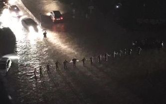 暴雨中的“最美人墻”找到了！