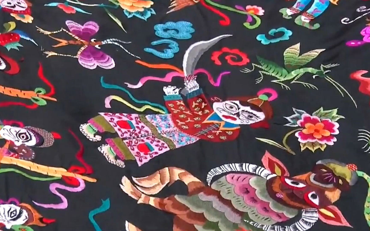 苗繡繡品慢慢得到市場(chǎng)認(rèn)可，回鄉(xiāng)的繡娘逐漸多了起來(lái)