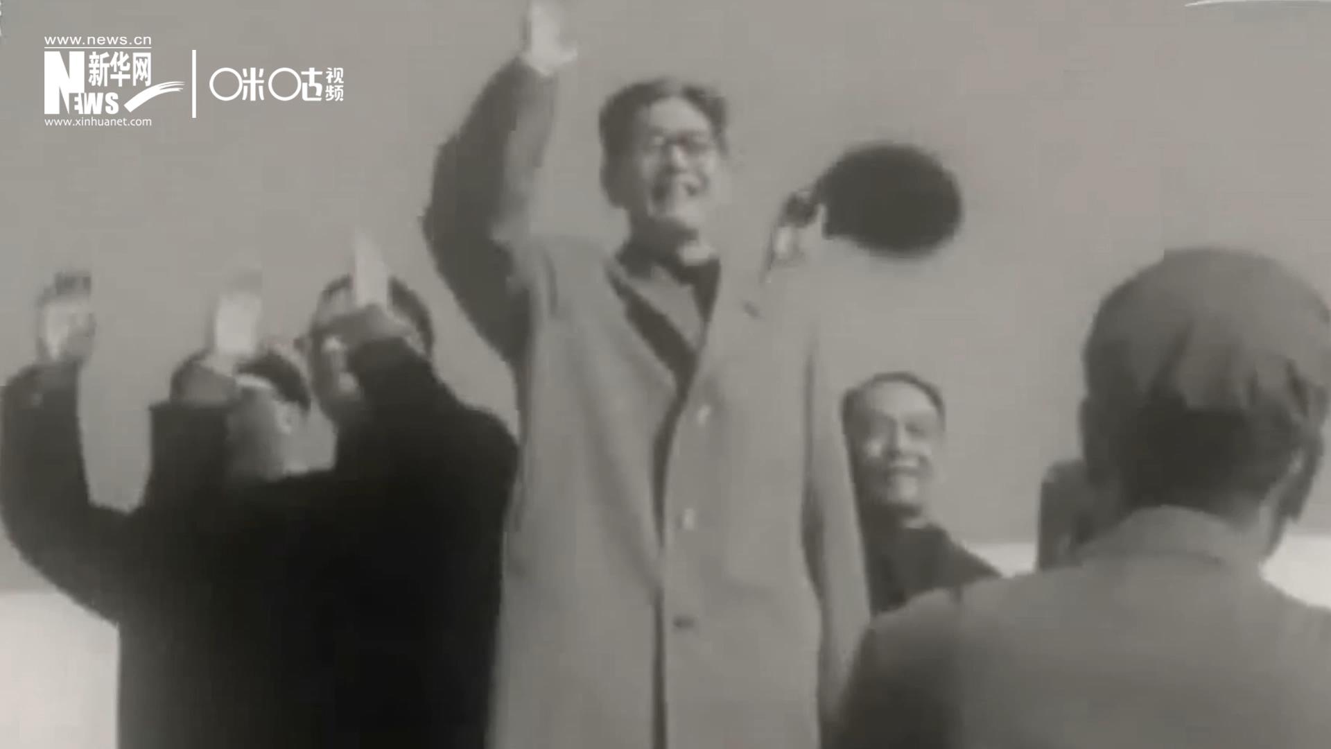 1971年11月9日，全新成立的中國聯(lián)合國代表團(tuán)在群眾的歡呼與掌聲中登上專機(jī)，正式開啟了中國的聯(lián)合國之旅。