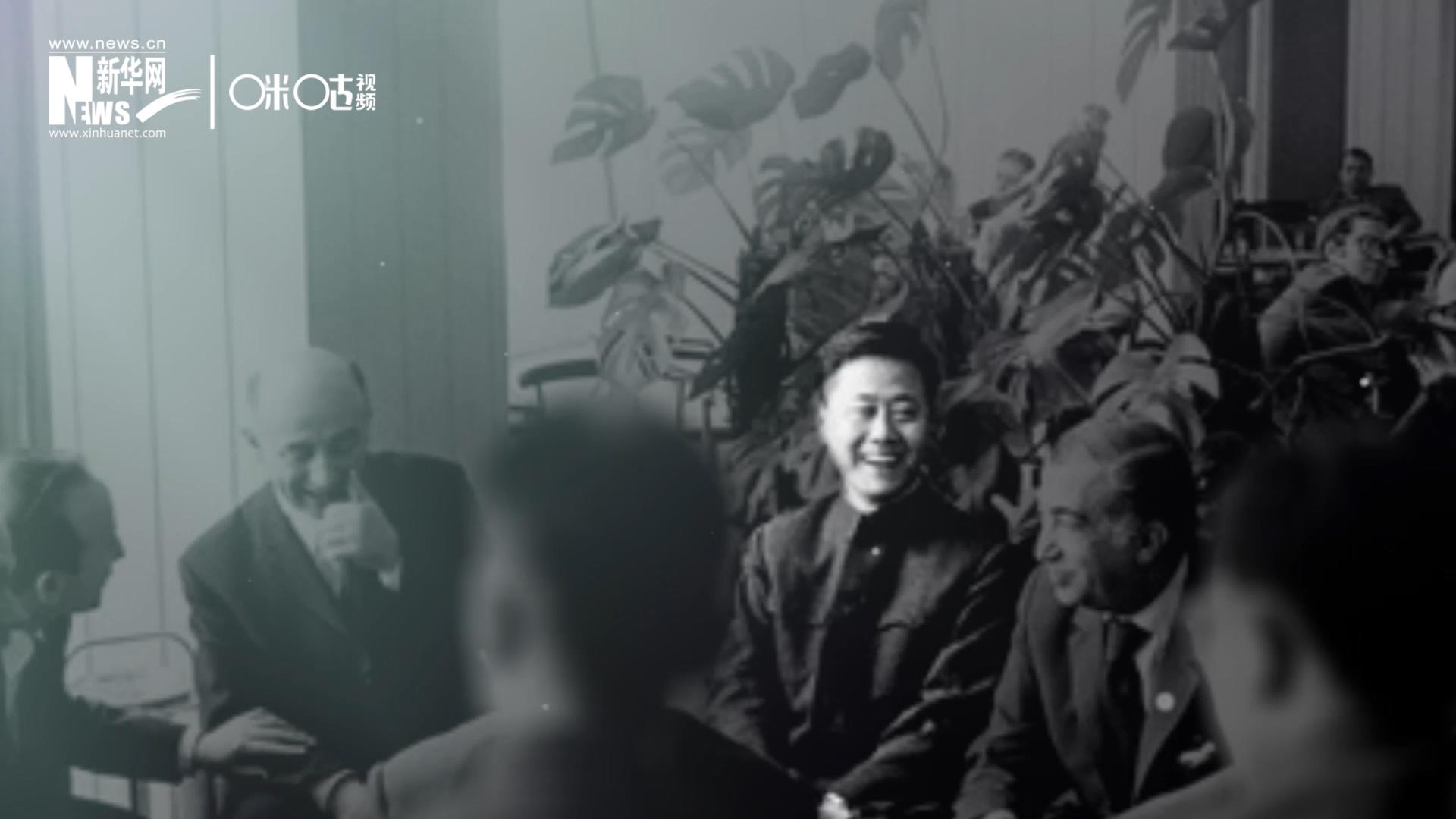 照片里的這個(gè)人是高梁，原新華社國際部記者。原本作為代表團(tuán)隨行記者的他接到通知，由他帶領(lǐng)一支先遣小組先行去紐約。