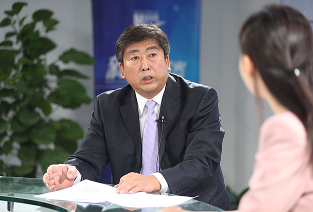 具體落在實(shí)處就是把方向，管大局，保落實(shí)