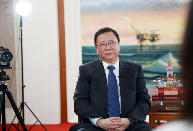 堅持黨的領(lǐng)導(dǎo)、加強黨的建設(shè)，是國有企業(yè)的光榮傳統(tǒng)。