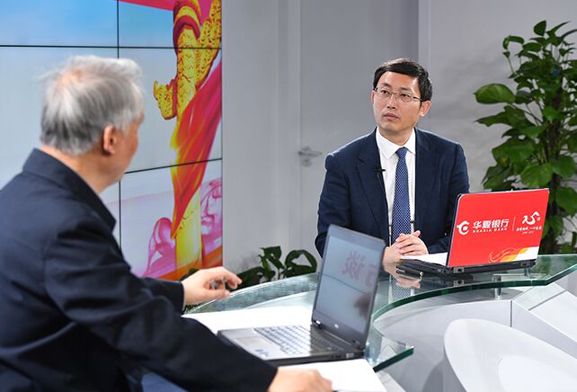 您再給我們梳理一下，黨章中有關(guān)“基本路線”的修改情況。