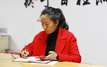 回鄉(xiāng)，立志改變家鄉(xiāng)落后面貌