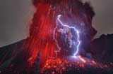 大自然“憤怒”之力！攝影師拍到火山閃電奇觀