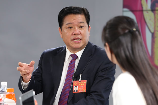 一絲不茍摘窮帽，全力以赴拔窮根