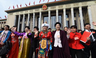 閉幕會(huì)后，代表走出人民大會(huì)堂